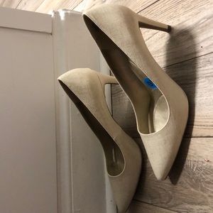 Gold linen Bandolino heels